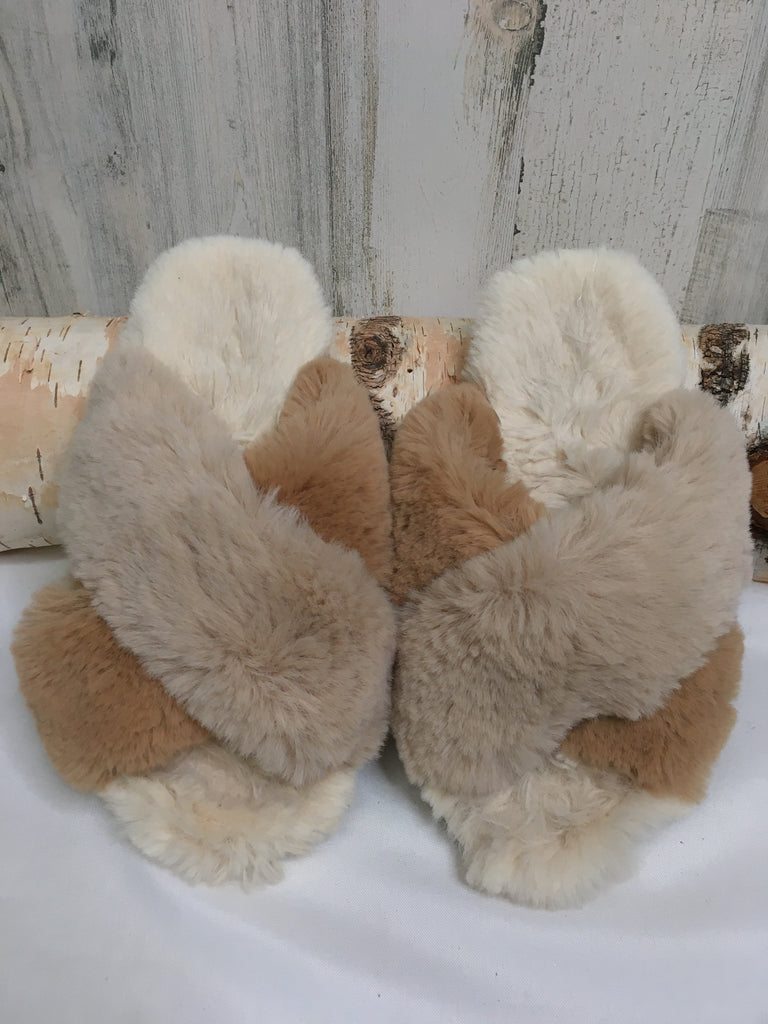 Size 9/10 Beige Slippers