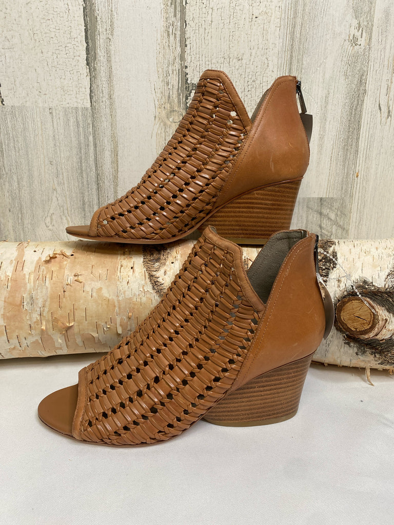 Donald J. Pliner Size 9 Camel Booties