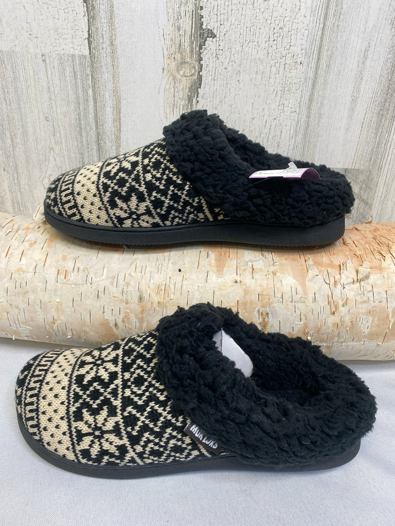 Muk Luks Size 9/10 Cream/Black Slippers