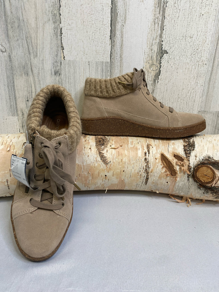 aetrex Size 7.5 Tan Booties
