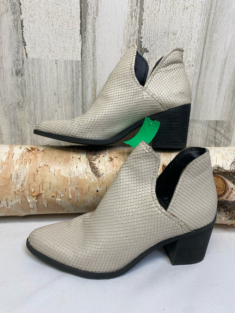 Steve Madden Size 9 Cream Booties