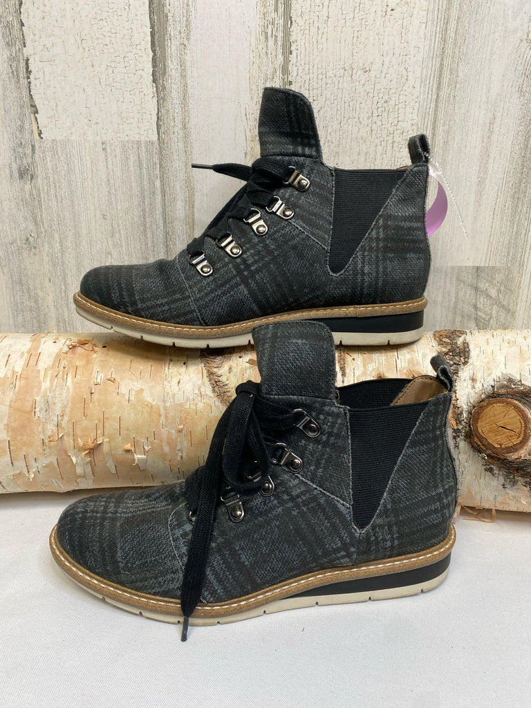 Adam Tucker Size 7 Gray Plaid Booties