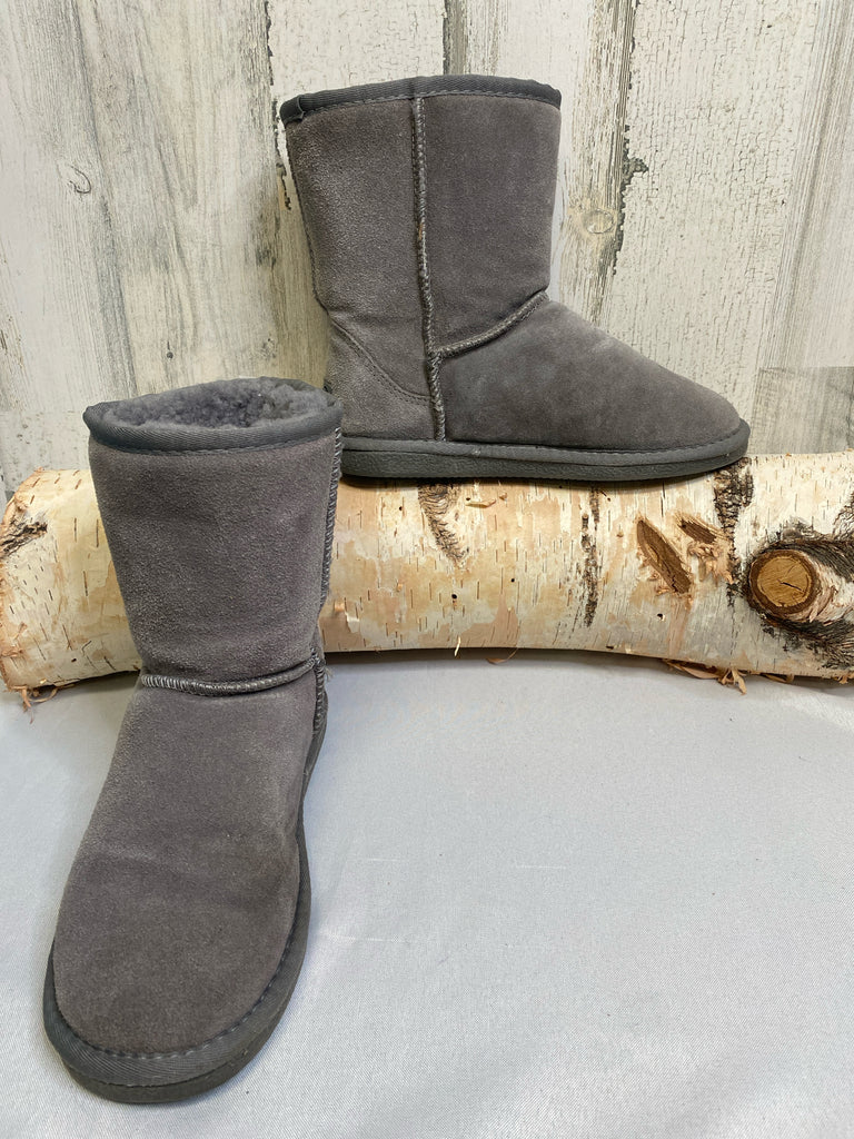 Beach Feet Size 7 Gray Boots