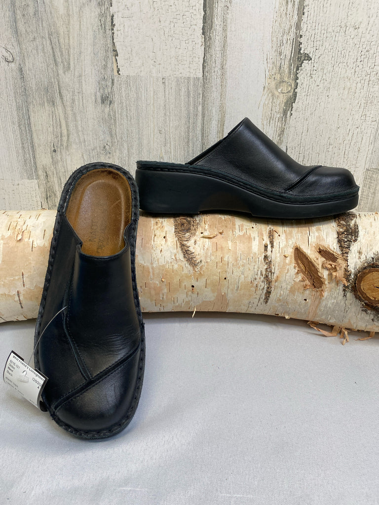 Naot Size 37 (6/6.5) Black Slides