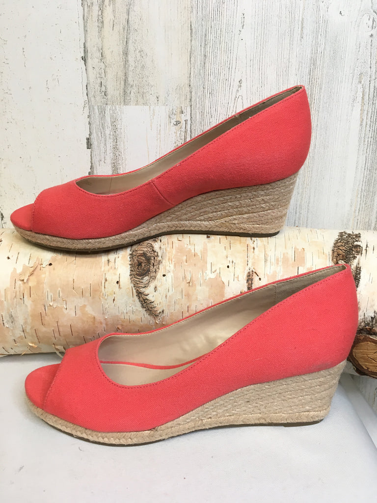 Bandolino Size 9 coral Wedge