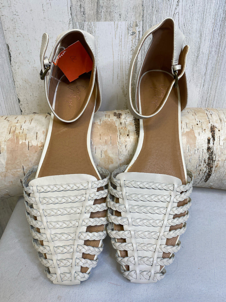 Crown Vintage Size 10 Cream Sandals