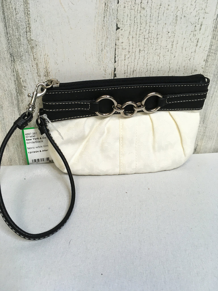 New York & Co White/Black Wristlet