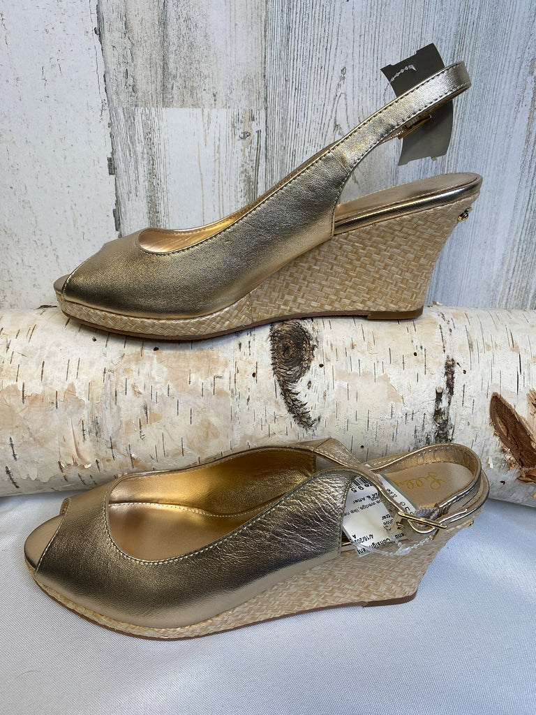 Lilly Pulitzer Size 9.5 Gold Designer Shoe