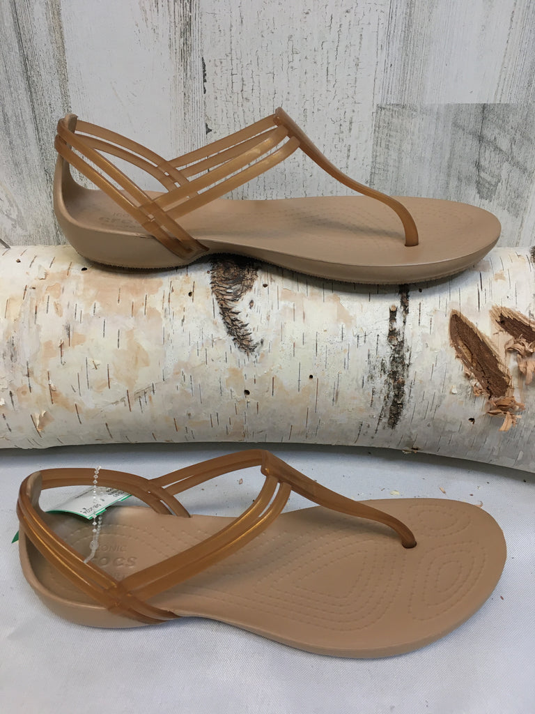 Crocs Size 5 Tan Sandals