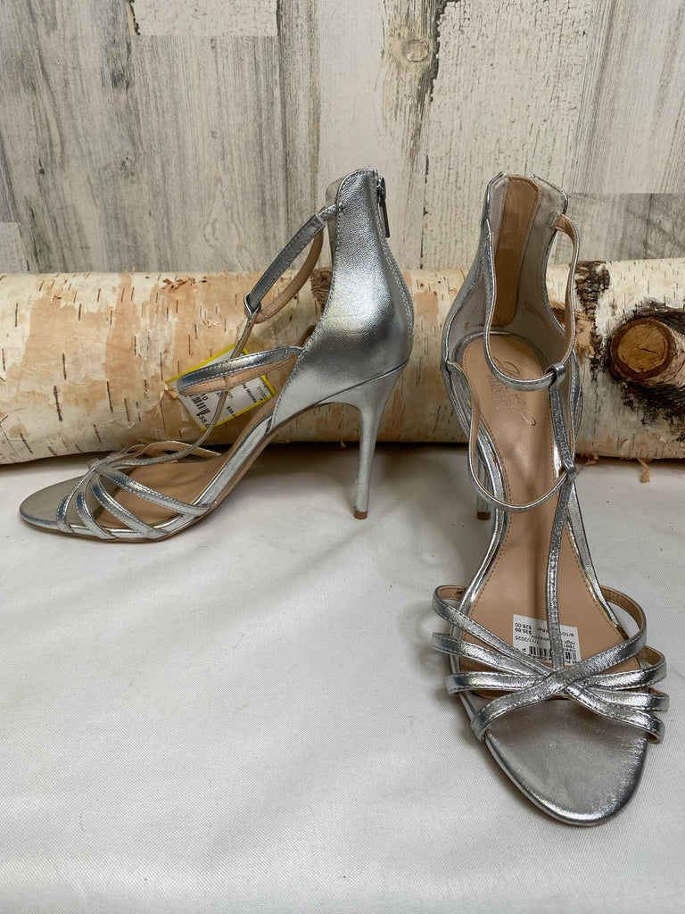 Jewel by Badgley Mischka Size 10 Silver Heels