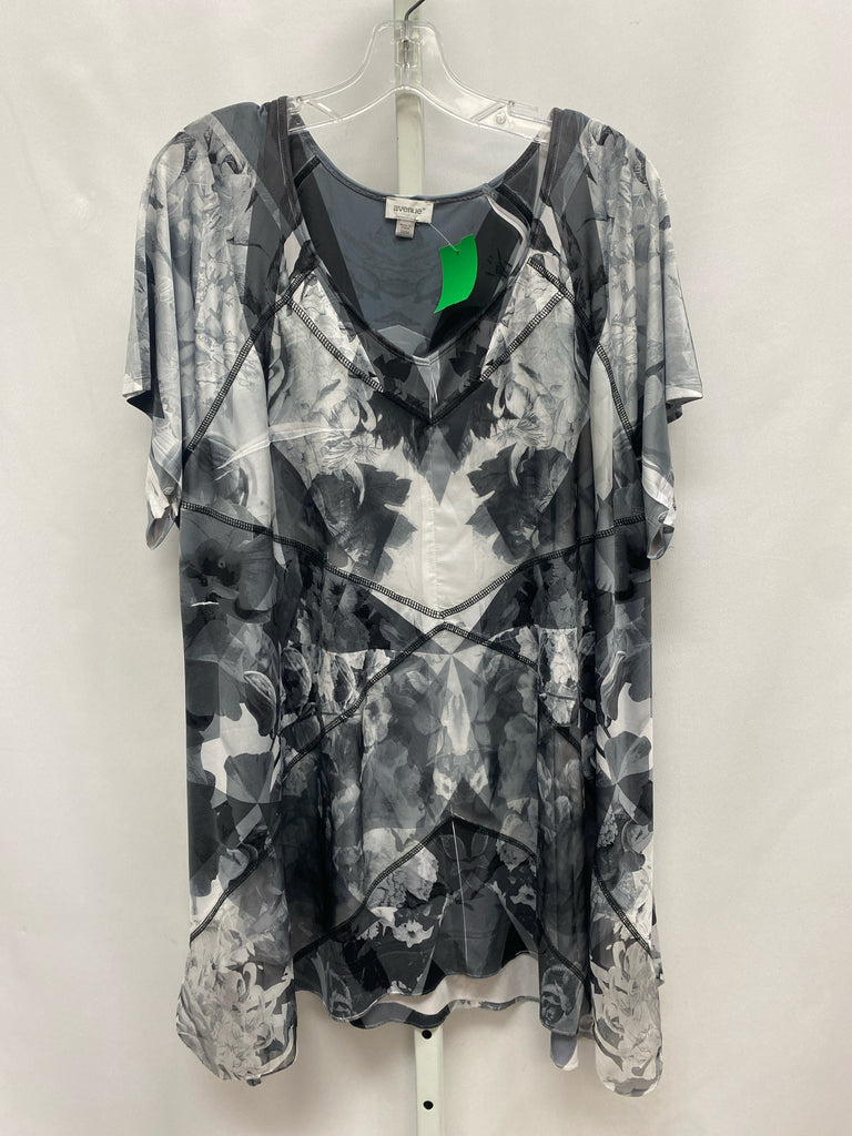 Avenue Size 22/24 Gray floral Short Sleeve Top