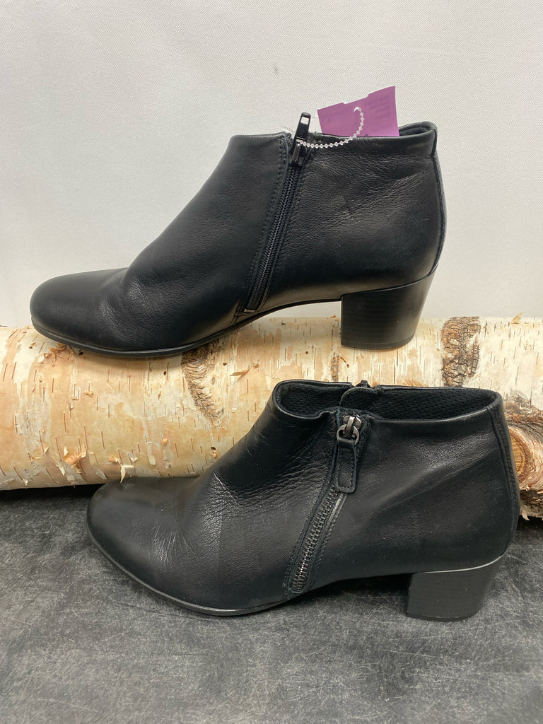 Ecco Size 41 (10/10.5) Black Booties