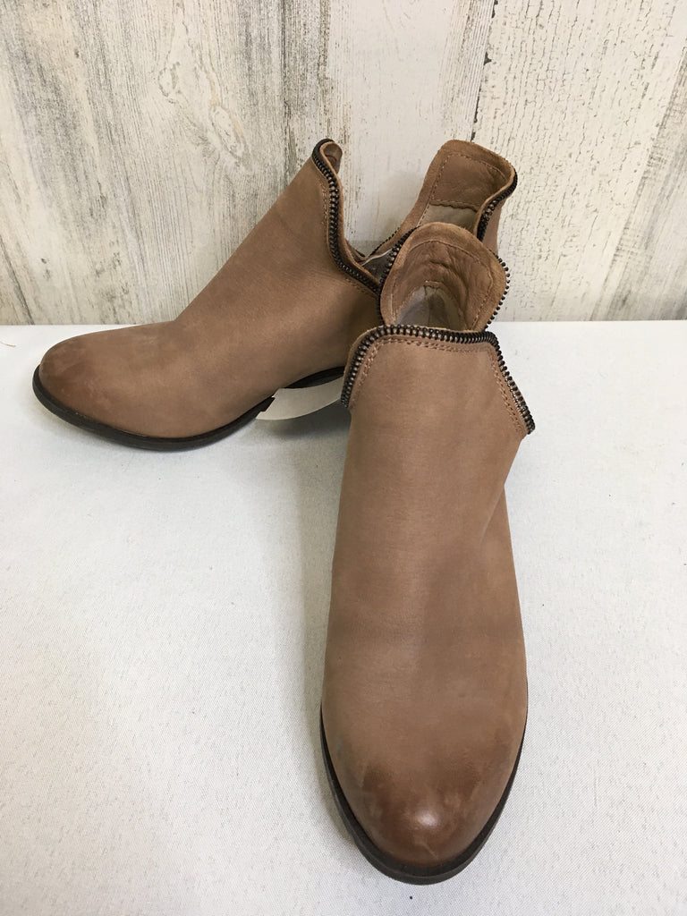 BCBGeneration Size 8.5 Brown Booties