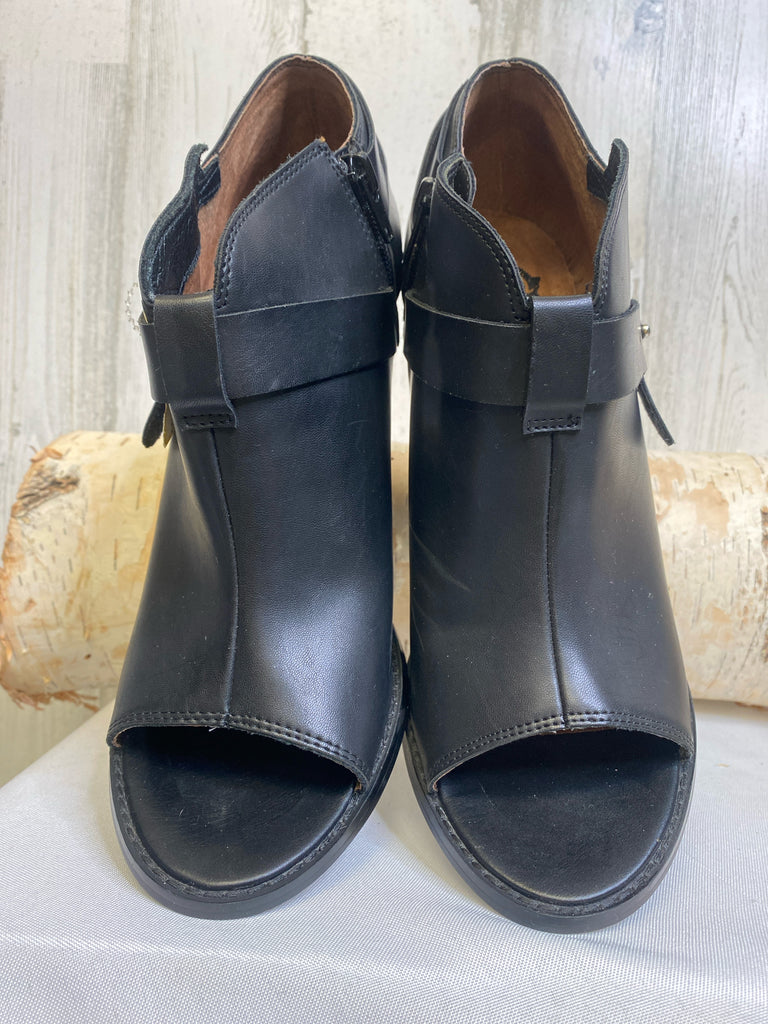 Crown Vintage Size 9 Black Booties