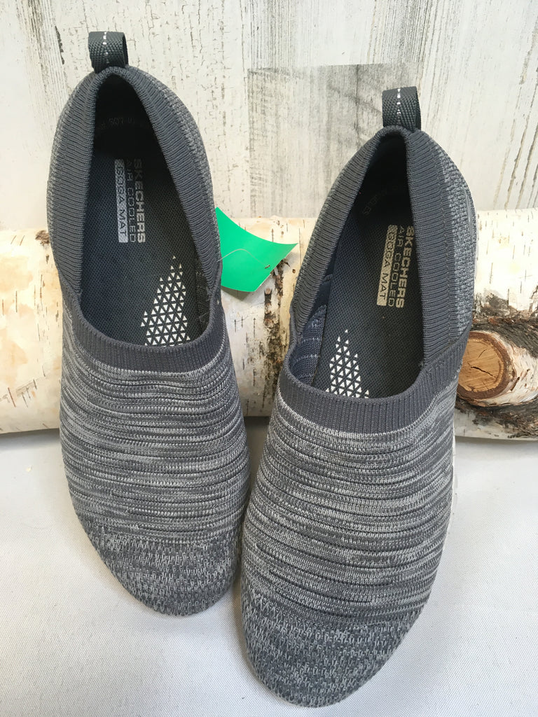 Skechers Size 7.5 Gray Slip-ons