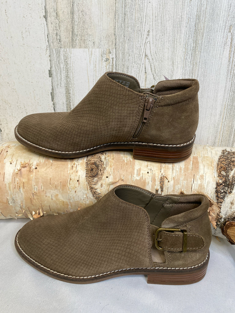 Clarks Size 7 Brown Booties