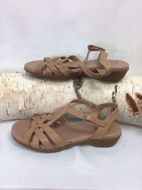 Naturalizer Size 8 Tan Sandals