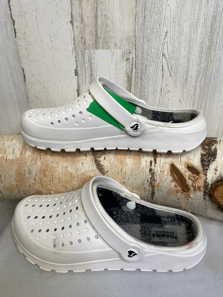 Skechers Size 11 White Slip-ons