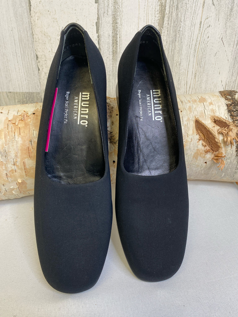 Munro Size 6 Black Shoes