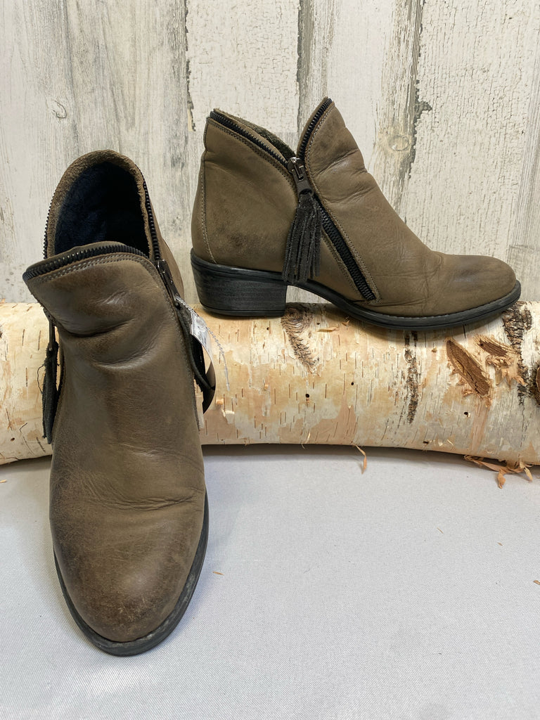 Eric Michael Size 38 (7.5) Olive Booties