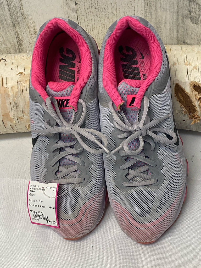 Nike Size 9.5 Gray Athletic Shoes