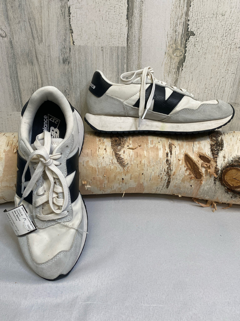 New Balance Size 8 White/Gray Sneakers