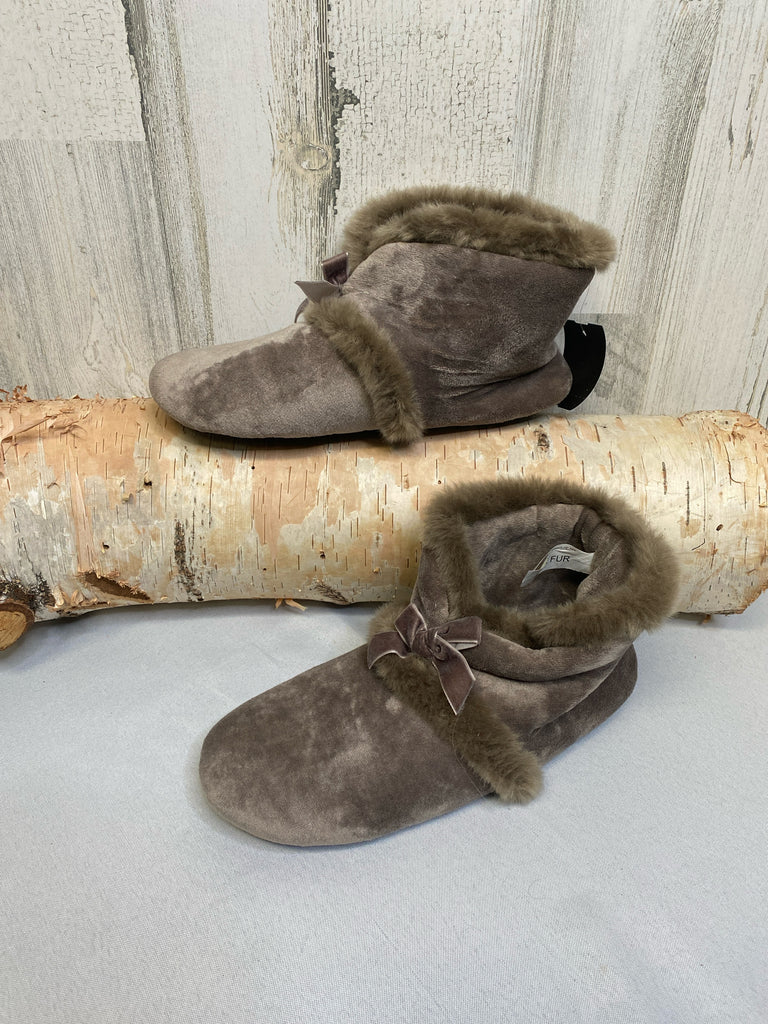 Isotoner Size 6/7 Taupe Slippers