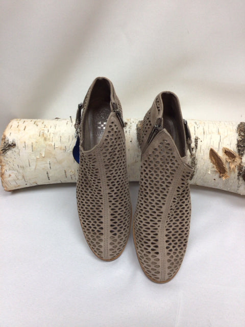 Vince Camuto Size 8.5 Tan Booties