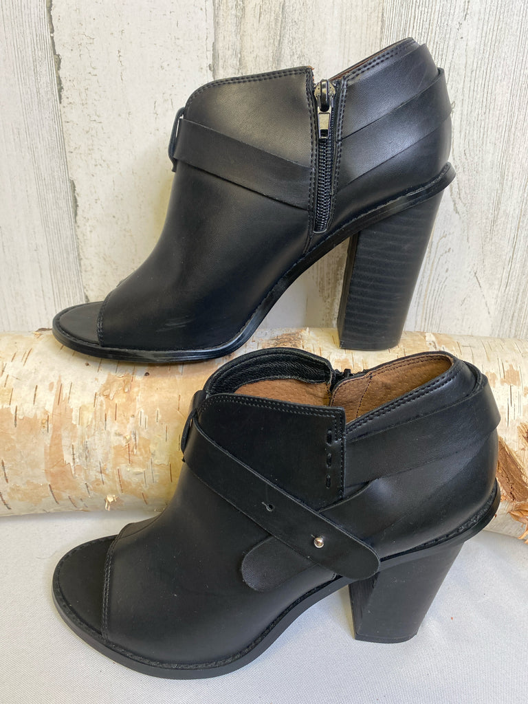 Crown Vintage Size 9 Black Booties