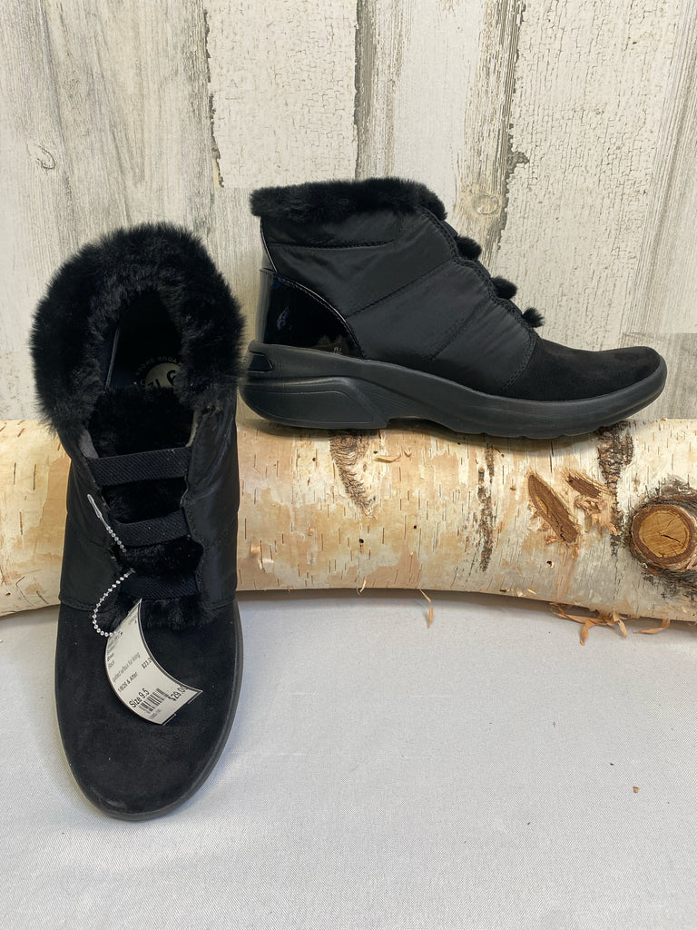 Bzees Size 9.5 Black Booties