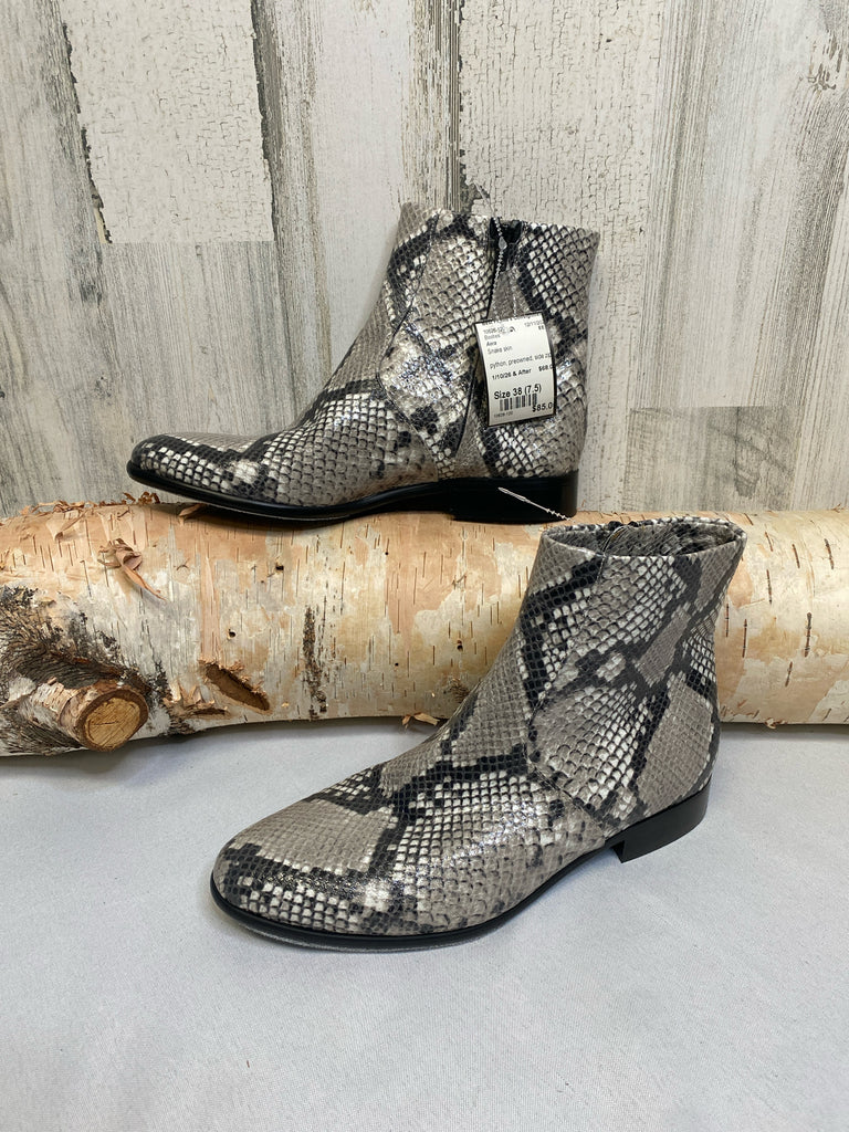 Aera Size 38 (7.5) Snake skin Booties