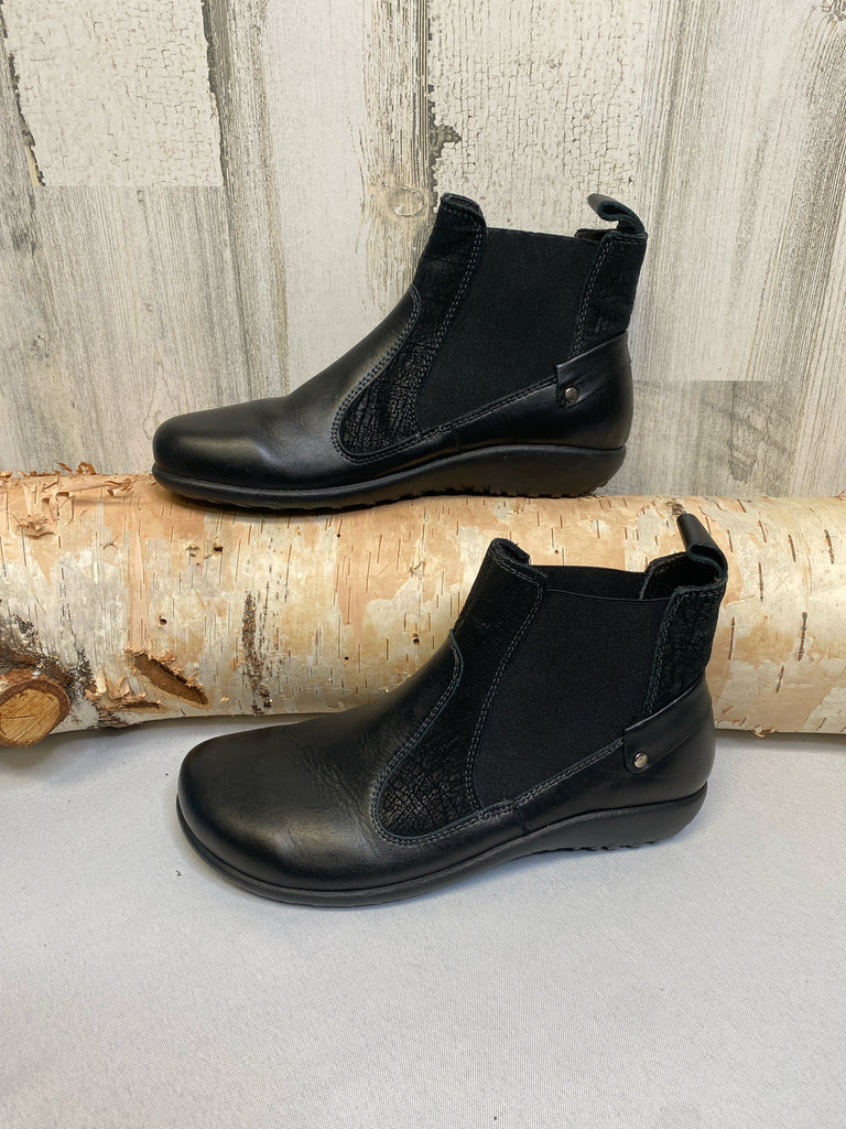Naot Size 37 (6/6.5) Black Booties