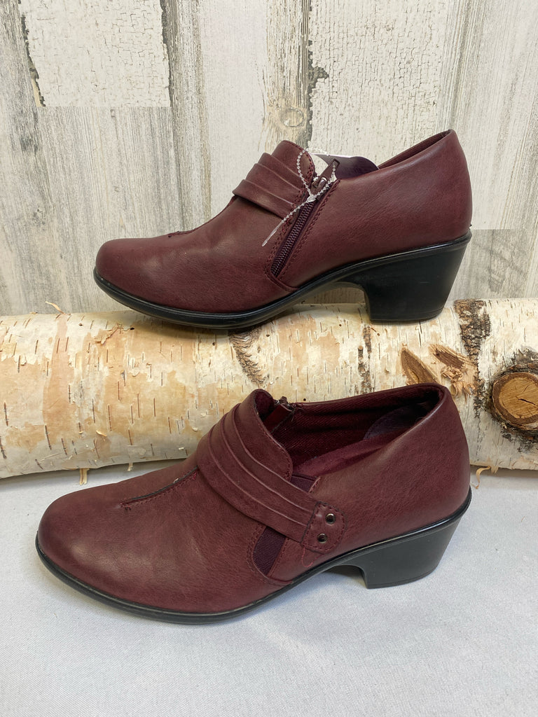 easy street Size 10 Burgundy Slip-ons