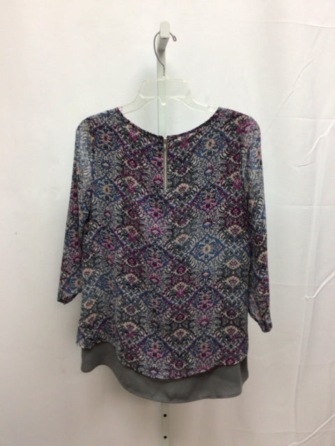 The Limited Size Small Gray floral 3/4 Sleeve Top