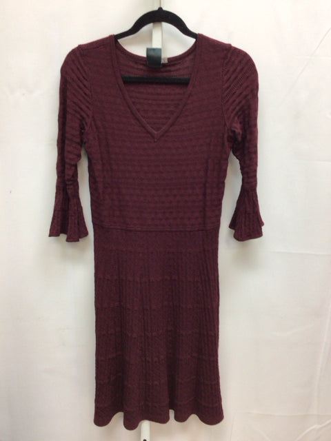 Size Small Gabby Skye Burgundy 3/4 Sleeve Dress