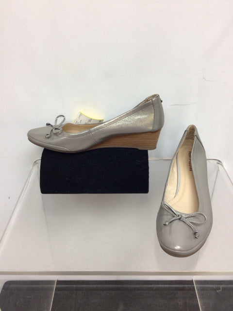 Hush Puppies Size 9.5 Silver Wedge
