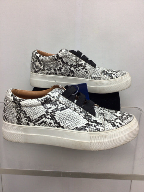 Report Size 6 Snake skin Sneakers