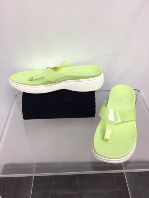 Vionic Size 8.5 Lime Sandals