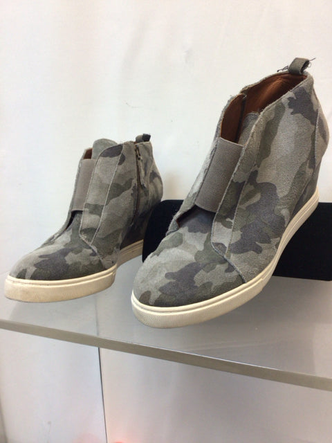 L. Paolo Size 8.5 Camoflouge Wedge